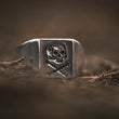 Load image into Gallery viewer, Skull & Crossbones Signet Ring